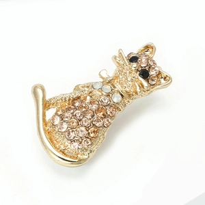 Détails d'une broche chat sertie de strass champagne sur un alliage doré élégant