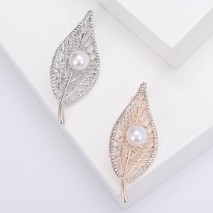 Hohl Blattform Künstliche Perle Brosche Pin Für Damen Legierung Strass Eleganter Schmuck Für Mantel Anzug Kleid Bankett Party Geschenk