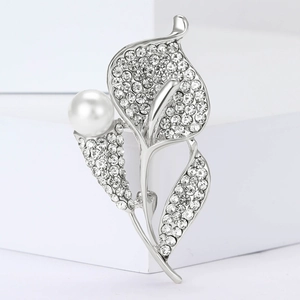 Broche fleur argentée exquise avec perles blanches et strass étincelants pour femmes