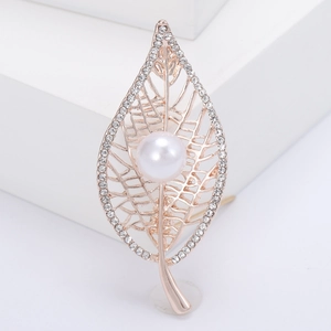 Eleganter roségoldener Hohlblatt-Brosche mit weißen Perlen und glitzernden Steinen