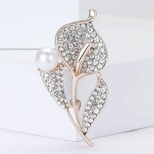 Broche fleur élégante en or rose avec cristaux scintillants et perle pour femme