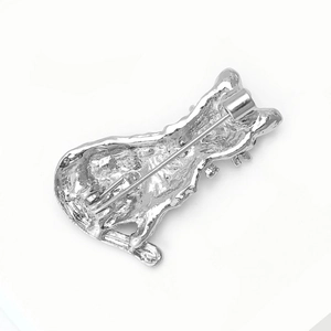 Vue détaillée du dos de la broche chat en argent avec fermoir de sûreté robuste