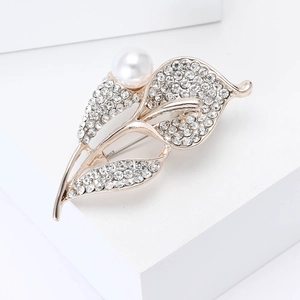 Broche fleur en or élégante avec perle blanche et strass brillants pour costume femme