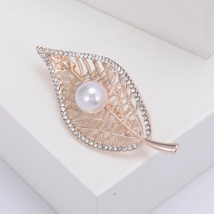 Eleganter roségoldener Blatt-Brosche mit funkelnden Kristallen und weißer Perle