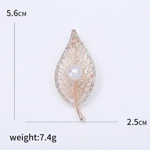Hohlblatt-Brosche in Roségold mit Zirkon-Akzenten und weißer Perle, Größe 5,6 cm mal 2,5 cm