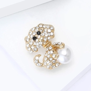Luxe gouden poedelbroche met strassteentjes en een grote ronde witte parelhanger voor vrouwen