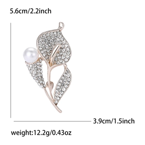Broche élégante calla avec strass blancs et perle sur une monture dorée chic