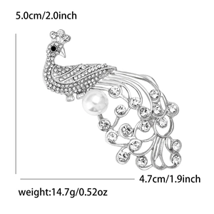 Elegante spilla a pavone in argento con strass scintillanti e una grande perla centrale