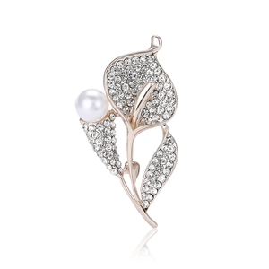 Broche calla élégante en or rose avec cristaux scintillants et une grande perle blanche