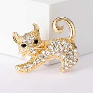 Élégante broche chat dorée avec cristaux étincelants et yeux en pierre noire