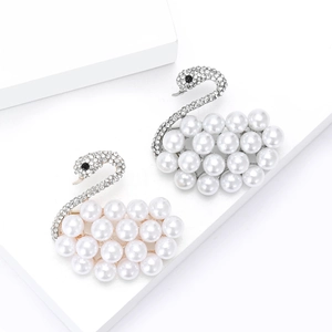 Paire de broches cygne élégantes avec perles et cristaux sur support géométrique