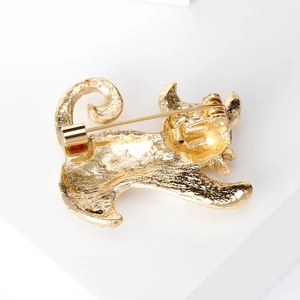 Revers de la broche chat dorée montrant la texture martelée et le fermoir de sécurité