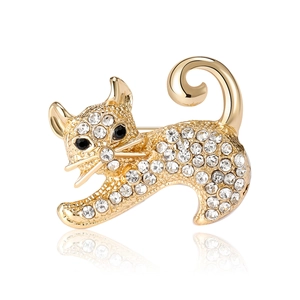 Élégante broche chaton doré avec strass scintillants et yeux en gemmes noires sur fond blanc