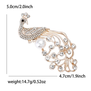 Elegante spilla a pavone dorata con strass bianchi e grande perla per le donne