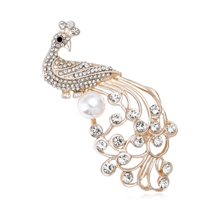 Elegante spilla a pavone con strass brillanti e grande perla su base in lega dorata