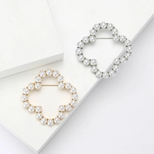 Elegant Hollow Four Leaf Clover Artificial Pearl Brooch Alloy Rhinestone Pin For Women Wedding Party Dress Accessory Gold Silver Brooches