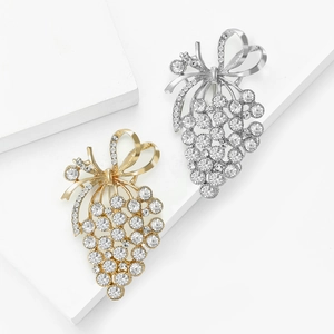 Elegante spilla a grappolo d'uva con strass e fiocco in finitura oro e argento
