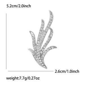 Vue détaillée de la broche feuille de narcisse en argent avec strass clairs brillants