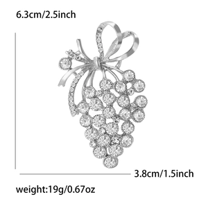 Dettaglio della spilla a grappolo con strass e dimensioni di 6,3 cm per 3,8 cm
