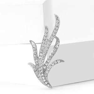 Broche narcisse élégante avec strass et design de feuille argentée sur socle blanc