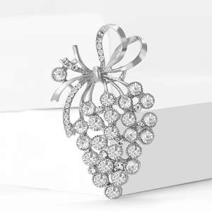 Elegante spilla a uva argentata con strass scintillanti e design con fiocco delicato