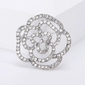 Elegante spilla a forma di camelia floreale con strass pavé in finitura argento
