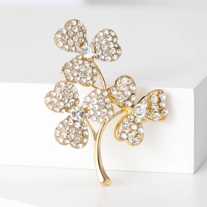 Vue macro d'une broche fleur en cristal avec alliage doré et incrustations de strass