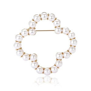 Exquisite gold alloy four-leaf clover brooch featuring polished white pearls for women
