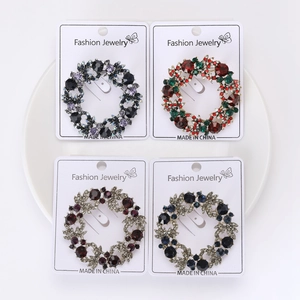 Set detallado de broches de corona de cristal en cuatro colores en tarjetas de joyas