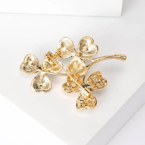 Vue arrière d'une broche trèfle en strass avec placage d'or et fermoir épingle de sûreté