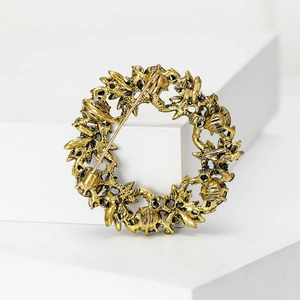 Broche de corona de Navidad vintage de aleación dorada con acabado antiguo y cierre seguro