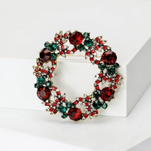 Elegante broche de corona navideña con gemas rojas y verdes y cristales blancos