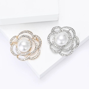 Broches camélia évidées élégantes en or et argent avec strass et perles nacrées
