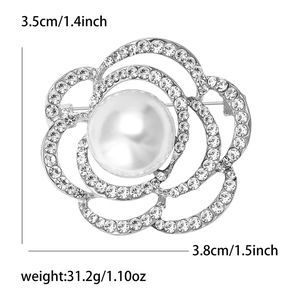 Détail d'une broche camélia en strass montrant les dimensions et le poids
