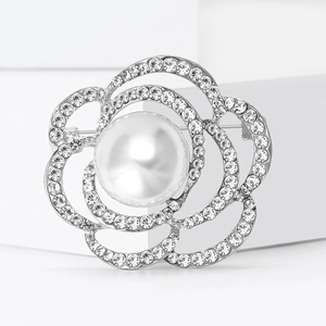 Élégante broche fleur de camélia argentée avec strass et perle centrale pour femme