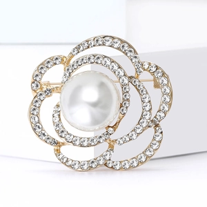 Broche camélia dorée élégante avec une grande perle centrale et des cristaux brillants