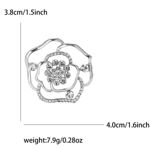 Elegante spilla a rosa incavata con strass e dimensioni 4,0 cm per 3,8 cm