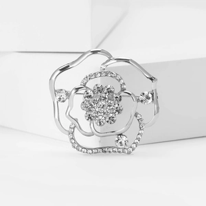 Elegante spilla a forma di rosa in lega argentata con strass scintillanti da donna