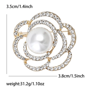 Élégante broche camélia dorée évidée avec strass et perle centrale de 3,8 cm