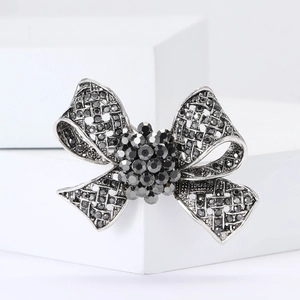 Broche Nœud Papillon en Alliage Strass Vintage pour Femmes Luxueuse Broche Nœud Argent Antique Bijoux de Mode Décoration de Vêtements