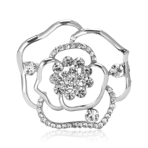 Elegante spilla a fiore di rosa traforata con cristalli scintillanti in metallo argento