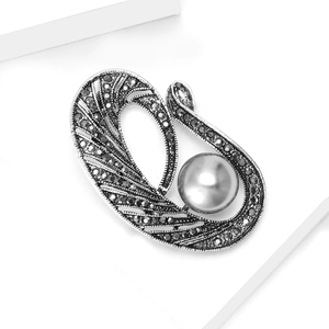 Broche vintage en métal noir et argent avec perle grise et strass foncés scintillants