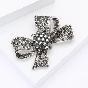 Broche nœud vintage en alliage avec strass en cristal fumé et finition argentée
