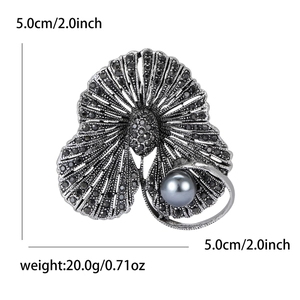Broche vintage en alliage gris foncé avec strass noirs et perle grise au centre