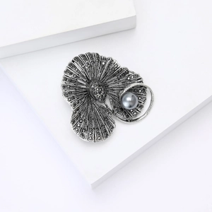 Broche vintage en bronze et argent vieilli avec strass noirs et perle grise élégante