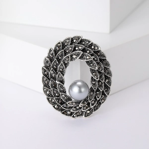 Vintage Alloy Flower Wreath Brooch For Women Elegant Grey Faux Artificial Pearl Rhinestone Brooches For Wedding Banquet Party Jewelry