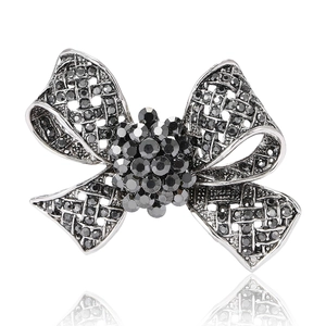 Broche nœud vintage luxueuse en alliage argenté avec cristaux noirs sur fond blanc