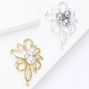 Elegant Alloy Flower Brooch For Women With Faux Artificial Pearls Matte Gold Silver Plated Fashion Suit Corsage Pin Jewelry Gift