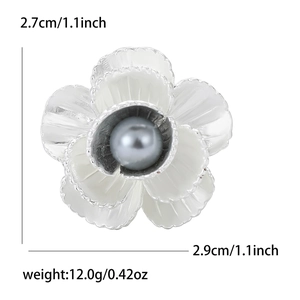Dettaglio delle dimensioni della spilla a fiore opaco con perla grigia e petali bianchi