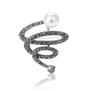 Spilla Vintage in Lega Canna di Fucile Con Perla Artificial Sintetica Bianca e Strass Grigio Scuro Elegante Design a Spirale Gioiello da Donna